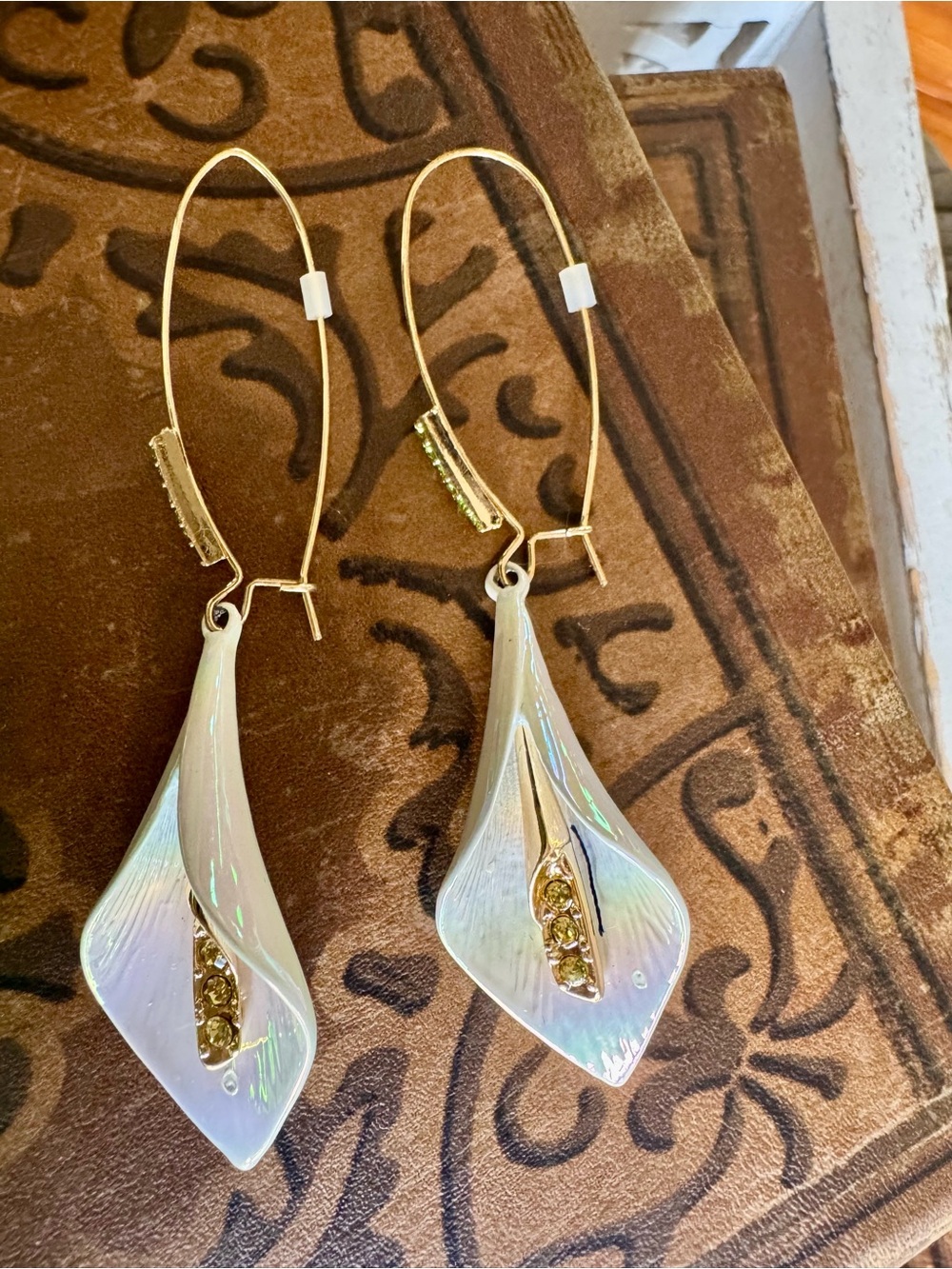 Betsey Johnson Iridescent White and Green Calla Lily Necklace,Earring,&Bracelet - Picture 4 of 6